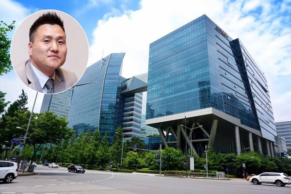 박현철 그라비티 대표와 그라비티 본사가 자리잡은 서울 마포구 상암누리꿈스퀘어.(사진=그라비티)