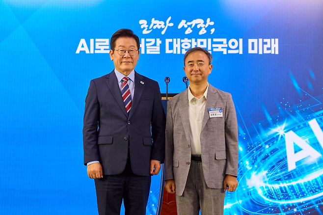 국가인공지능전략위원회 출범식에 참석한 이재명 대통령(왼쪽)과 임문영 상근 부위원장(출처=국가인공지능전략위원회).