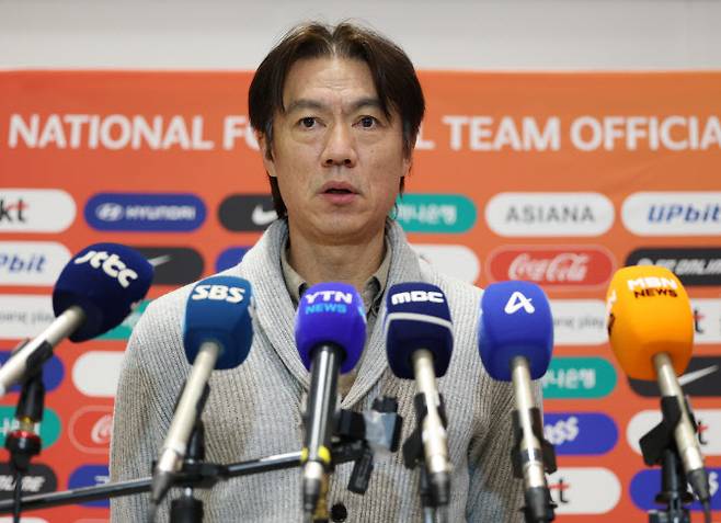 국제축구연맹(FIFA) 2026 북중미 월드컵에 나서는 홍명보 축구대표팀 감독이 월드컵 조 추첨식 참석과 베이스캠프 답사를 마치고 12일 인천국제공항을 통해 귀국한 뒤 취재진과 인터뷰를 하고 있다. 사진=연합뉴스