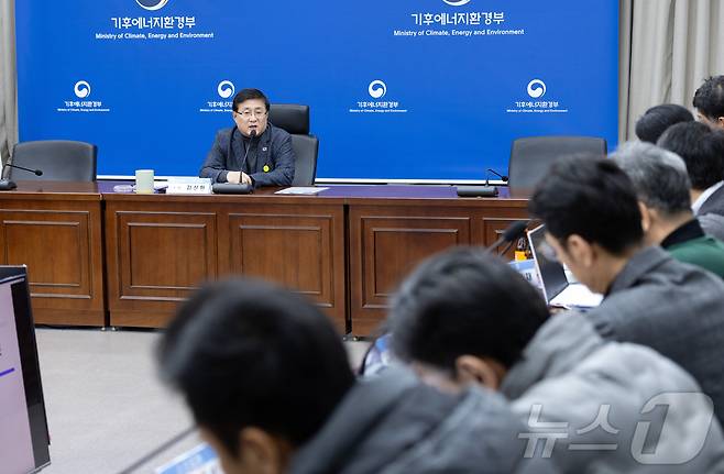 김성환 기후에너지환경부장관이 13일 서울 서초구 한강홍수통제소에서 동서울변환소 관련 하남시 주민들과 간담회를 하고 있다. (기후에너지환경부 제공. 재판매 및 DB 금지) 2025.12.13/뉴스1