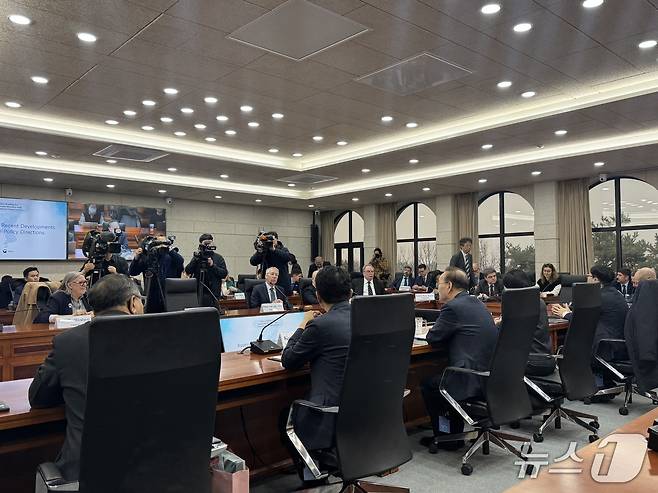 김남중 통일부 차관은 16일 서울 종로구 남북회담본부에서 열린 주요국 주한 대사와 국제기구 관계자들을 대상으로 한 정책설명회에서 "싸울 필요가 없는 평화가 최고의 안보라는 원칙 아래 남과 북이 평화롭게 공존하며 함께 성장하는 미래를 지향한다"고 밝혔다.  ⓒ News1 김예슬 기자