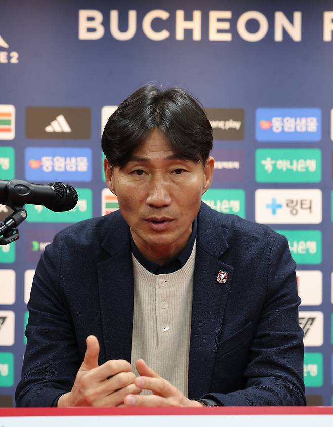 부천 이영민 감독이 15일 승격 기자회견에서 취재진의 질문에 답하고 있다. 사진 | 부천=연합뉴스