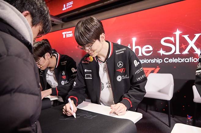 T1 ‘페이커’ 이상혁이 15일 T팩토리 성수에서 진행된 ‘2025 리그 오브 레전드 월드 챔피언십’ 우승 기념 팬미팅에서 팬에게 사인하고 있다. 사진 | SK텔레콤