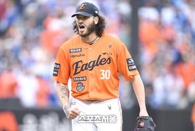 한화 선발투수 폰세가 18일 대전 한화생명볼파크에서 열린 2025 KBO 포스트시즌 플레이오프 1차전 삼성과 경기 6회초 2사 상대 김태훈을 중견수 플라이아웃 시킨 후 환호하고 있다. 대전 | 최승섭기자 thunder@sportsseoul.com