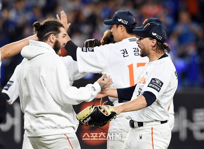 한화 와이스(오른쪽)가 24일 대전 한화생명볼파크에서 열린 2025 KBO리그 삼성과 플레이오프 5차전에서 4이닝 1실점 세이브를 기록하며 승리를 지켜낸 뒤 선발투수였던 폰세와 함께 기뻐하고 있다. 대전 | 박진업 기자 upandup@sportsseoul.com