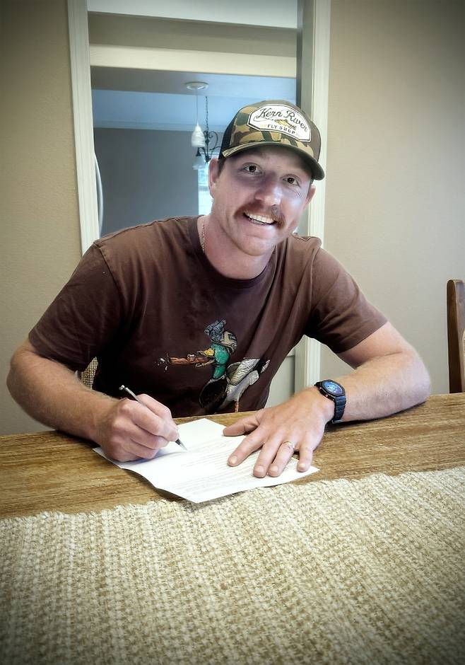 맷 사우어가 계약서에 사인하고 있는 모습. 사진 | KT 위즈