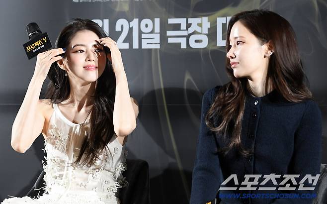 영화 '프로젝트 Y' 제작보고회가 16일 서울 강남구 삼성동 메가박스 코엑스에서 열렸다. 배우 한소희, 전종서가 인터뷰를 하고 있다. 삼성동=박재만 기자 pjm@sportschosun.com/2025.12.16/