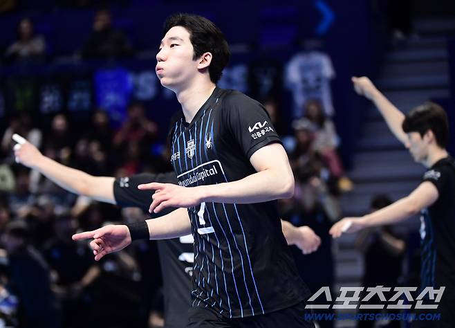 16일 인천 계양체육관에서 열린 V리그 남자부 대한항공과 현대캐피탈의 경기. 득점 후 기뻐하는 핸대캐피탈 허수봉. 인천=송정헌 기자songs@sportschosun.com/2025.12.16/