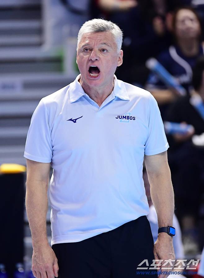 16일 인천 계양체육관에서 열린 V리그 남자부 대한항공과 현대캐피탈의 경기. 선수들 응원하는 헤난 감독. 인천=송정헌 기자songs@sportschosun.com/2025.12.16/