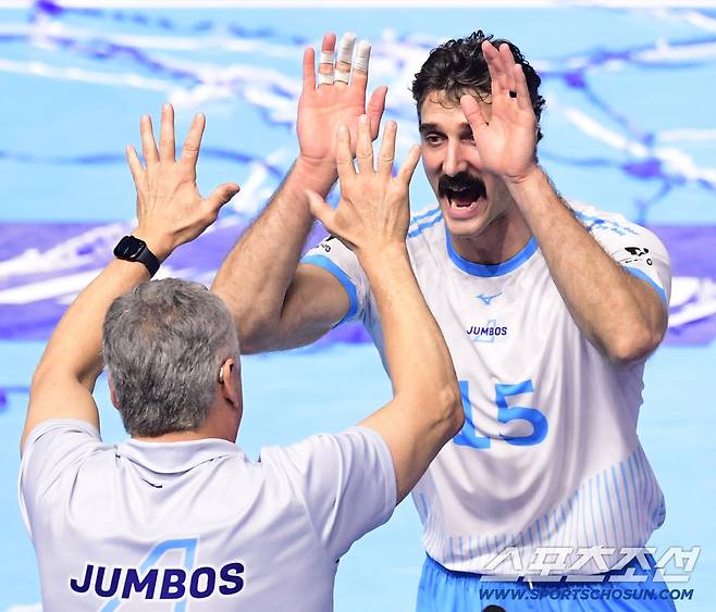 16일 인천 계양체육관에서 열린 V리그 남자부 대한항공과 현대캐피탈의 경기. 대한항공이 현대캐피탈에 세트스코어 3-0으로 승리했다. 경기 종료 후 헤난 감독과 하이파이브를 나누고 있는 러셀. 인천=송정헌 기자songs@sportschosun.com/2025.12.16/