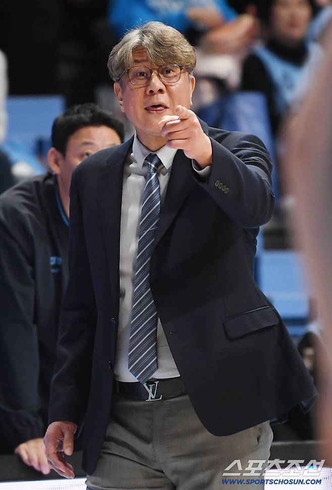 16일 고양체육관에서 열린 프로농구 고양 소노-수원 KT전. 소노 손창환 감독이 선수들을 독려하고 있다. 고양=정재근 기자 cjg@sportschosun.com/2025.12.16/