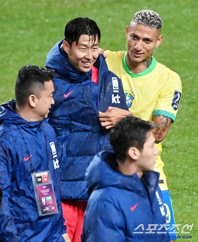 10일 서울월드컵경기장에서 열린 대한민국 축구대표팀과 브라질의 A매치 평가전, 손흥민이 히샬리송과 인사를 나누고 있다. 상암=허상욱 기자wook@sportschosun.com/2025.10.10/