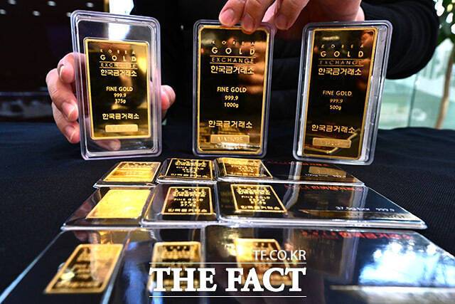 미 연방준비제도(연준·Fed)가 기준금리를 세 차례 연속 인하해 3.50~3.75%까지 낮췄지만 금값은 여전히 온스당 4300달러 안팎에서 강세 흐름이다. 사진은 서울 종로구 한국금거래소에서 관계자가 골드바를 정돈하고 있는 모습. /남윤호 기자