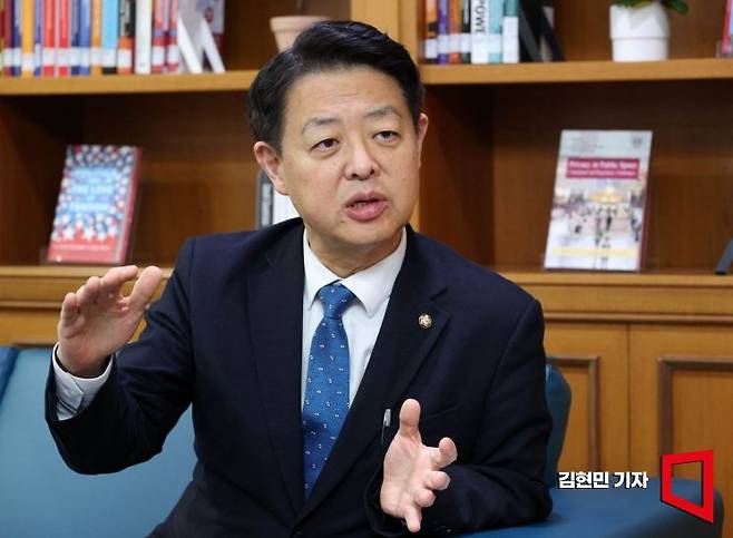 김영호 국회 교육위원회 위원장이 국회에서 아시아경제와 인터뷰를 하고 있다. 2025.12.10 김현민 기자
