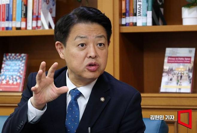 김영호 국회 교육위원회 위원장이 국회에서 아시아경제와 인터뷰를 하고 있다. 2025.12.10 김현민 기자