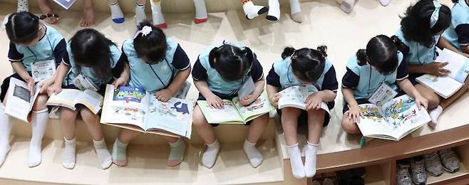 어린이집 원생들이 도서관에서 책을 보고 있다. 연합뉴스
