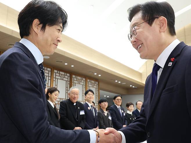 이재명 대통령이 16일 용산 대통령실에서 열린 기부나눔 초청행사에서 굿네이버스 친선대사 배우 최수종과 인사하고 있다. /뉴시스