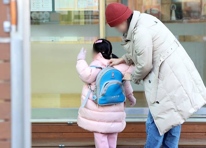 아이를 어린이집에 등원시키는 모습. /뉴스1
