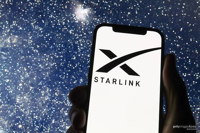 스페이스X의 위성 인터넷 서비스 ‘스타링크(Starlink)’ 로고. 최근 지분 매각(텐더 오퍼)을 통해 스페이스X의 기업가치가 8000억 달러로 평가되며 일론 머스크의 자산 급증을 견인했다. 게티이미지