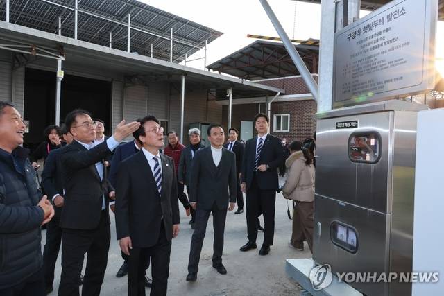김민석 국무총리가 지난 11월 20일 경기도 여주시 구양리 ‘마을 태양광 발전소’를 방문, 발전 시설을 둘러보고 있다. [연합뉴스]