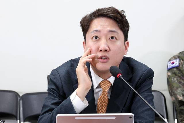 이준석 개혁신당 당대표가 지난 12월 5일 국회 의원회관에서 열린 ‘대한민국 원자력추진잠수함(SSN) 추진의 향후 과제’ 세미나에서 인사말을 하고 있다.<연합뉴스 사진>