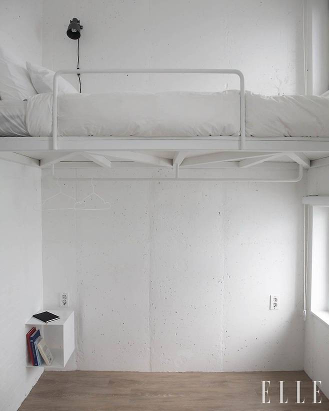 정형화되지 않은 객실 구조와 가구 위치 등이 신선함과 여유로움을 느끼게 한다.