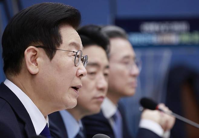 이재명 대통령이 16일 정부세종컨벤션센터에서 열린 보건복지부(질병관리청)·식품의약품안전처 업무보고에서 발언하고 있다. 왼쪽부터 이재명 대통령, 강훈식 대통령 비서실장, 김용범 정책실장. 대통령실통신사진기자단