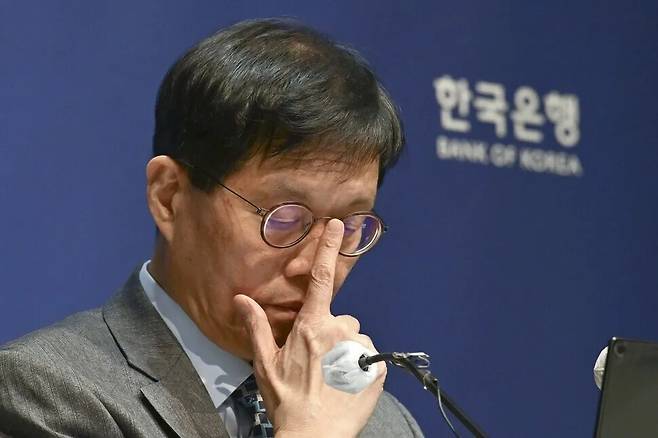이창용 한국은행 총재가 11월27일 서울 중구 한국은행에서 열린 기자설명회에서 질문을 듣고 있다. 공동취재사진