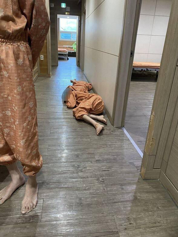울산 반구대병원 폐쇄병동 입원실의 최근 모습. 환자들이 복도에 엎드려 있다. 제보자 제공