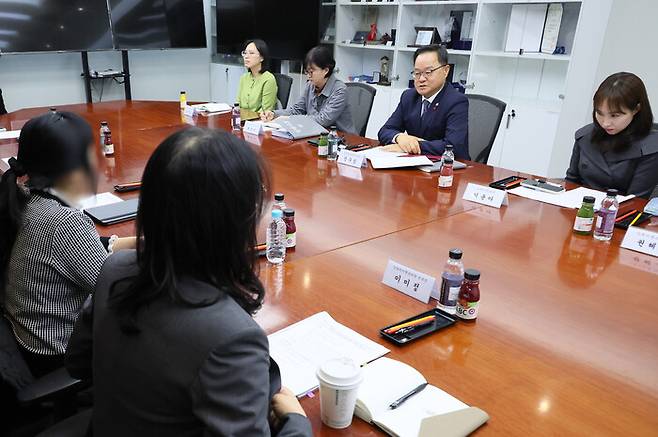 성평등가족부는 16일 서울 종로구 정부서울청사에서 양육비 선지급 현장소통 간담회를 열었다. 연합뉴스