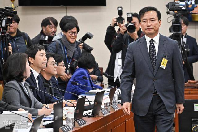 김 후보자가 16일 국회에서 열린 인사청문회에서 선서장을 제출하자 민주당 의원들이 미소를 띠고 김 후보자를 바라보고 있다. 정다빈 기자