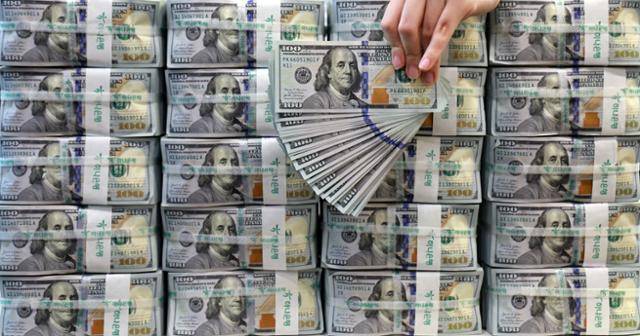 3일 서울 중구 하나은행 위변조대응센터에서 직원이 달러화를 정리하고 있다. 연합뉴스