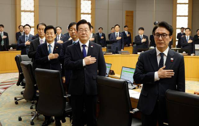 이재명 대통령이 16일 정부세종청사에서 열린 국무회의에서 국민의례를 하고 있다. 세종=왕태석 선임기자