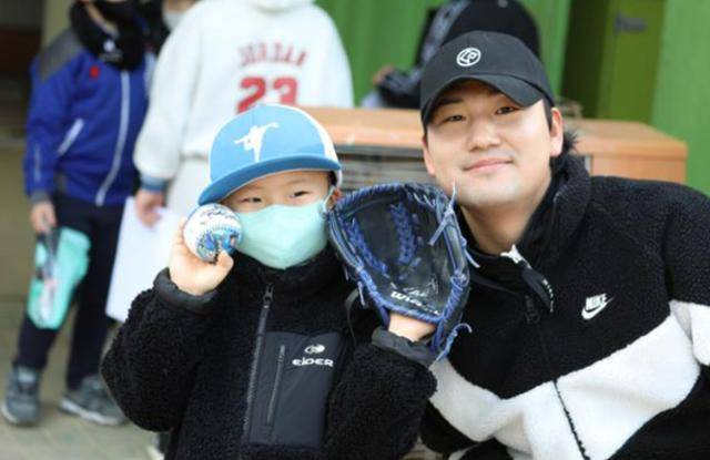모교 도산초 야구부 후배들에게 힘을 실어준 김상수(KT) 선수.구미=박상은 기자
