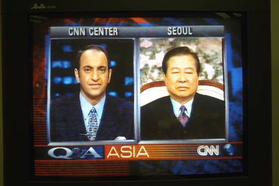 김대중 대통령은 1998년 11월 미국 CNN방송의 대담 프로그램에 출연해 북한 핵의혹과 대북정책 등에 대한 입장을 밝혔다. [중앙포토]