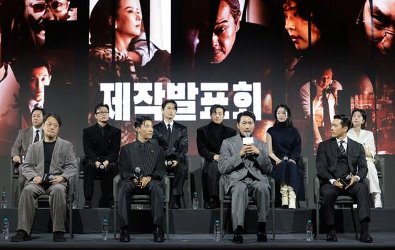 배우 정우성(앞쪽 오른쪽 두번째)이 15일 서울 강남구 그랜드 인터컨티넨탈 파르나스에서 진행된 디즈니+ 오리지널 시리즈 '메이드 인 코리아' 제작발표회에 참석해 인사말을 하고 있다. 뉴스1