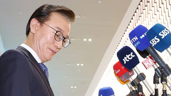 통일교로부터 금품을 수수했다는 의혹이 제기된 전재수 해양수산부 장관이 입장을 밝히고 있다. 뉴시스