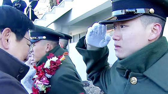 지난 4일 경북 포항시 해병대 교육훈련단에서 연린 해병대 1323기 수료식에서 아버지 박지만 EG 회장에게 거수경례하는 박세현씨. 사진 KFN 유튜브 채널 캡처