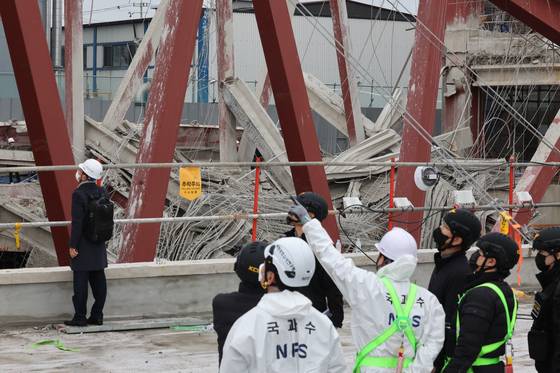 16일 광주 서구 광주대표도서관 붕괴 현장에서 국립과학수사연구원, 경찰, 한국산업안전보건공단 등 관계기관이 합동 감식하고 있다. 연합뉴스