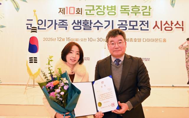 ▲ 제10회 군장병 독후감·군인가족 생활수기 공모전 시상식이 15일 춘천 세종호텔에서 열렸다. 전재섭 강원도 재난안전실장이 생활수기 대상 수상자인 김혜선 씨에게 상장을 전달하고 있다.  서영 기자