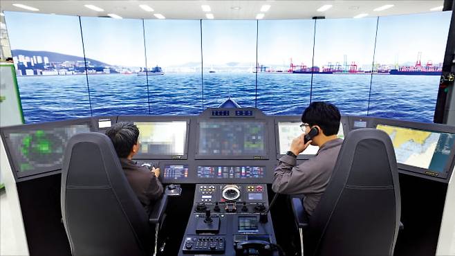 한화시스템 직원들이 경북 구미 신사업장에서 차세대 전투체계인 콕핏형 통합함교체계(IBS) 장비를 시연하고 있다.  한화시스템 제공