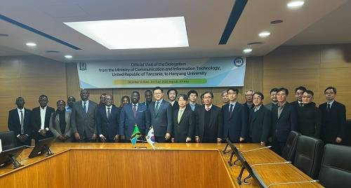 지난 12월 15일 한양대학교는 탄자니아 정보통신부(MCIT)와 AI·로봇·데이터센터 등 첨단기술 및 교육혁신 분야 협력을 위한 업무협약(MOU)을 체결하기로 합의한 후 기념 촬영을 하고 있다. (사진=한양대 제공)
