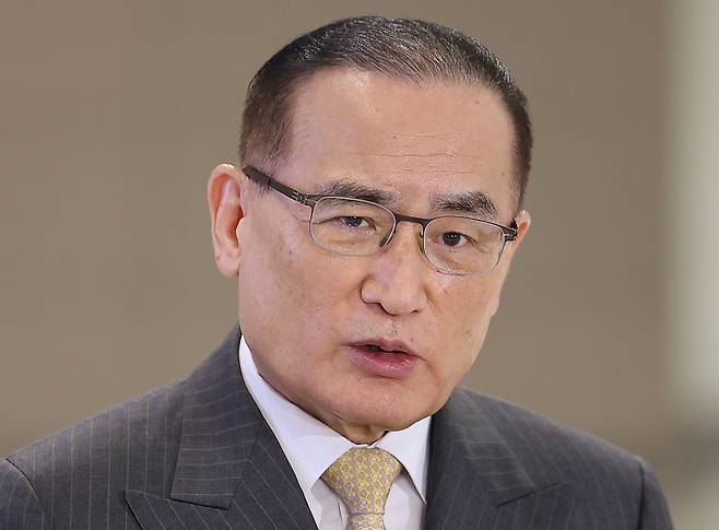 President Lee Jae Myung's national security adviser Wi Sung-lac speaks to reporters before flying to the United States from Incheon Airport on Tuesday. (Yonhap)