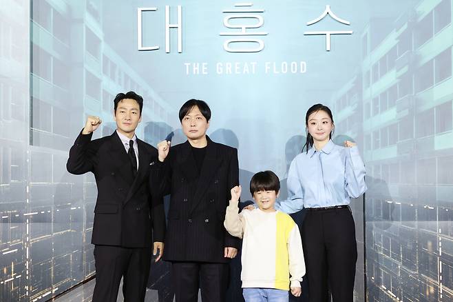 From left: Park Hae-soo, director Kim Byung-woo, Kwon Eun-seong and Kim Da-mi pose at a press conference for Netflix's "The Great Flood" at CGV Yongsan in central Seoul, Tuesday. (Yonhap)