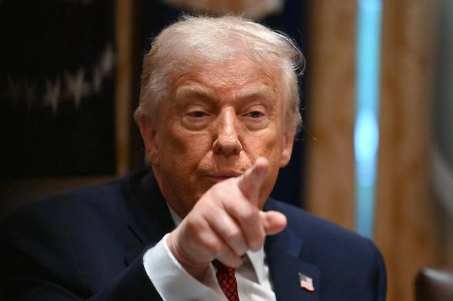 U.S. President Donald Trump speaks during a roundtable event to discuss aid for farmers, in the Cabinet Room of the White House in Washington on Dec. 8. President Trump is announcing a $12 billion aid package for U.S. farmers, targeting a key support base hit by his trade policies. Since Trump's return to the White House in January, many U.S. farmers have been battered by impacts of his wide-ranging tariffs, including retaliatory measures from trading partners. [AFP/YONHAP]