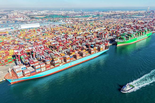 This photo shows an aerial view of the port in Qingdao in China's eastern Shandong province on Nov. 3. China and the United States have recently agreed to lower the temperature in their spiraling trade war, bringing a precarious end to months of back-and-forth measures between the economic and technological powerhouses. [AFP/YONHAP]