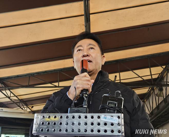 오세훈 서울시장이 15일 오전 서울시 광진구 동서울터미널 안에서 말하고 있는 모습. 서지영 기자