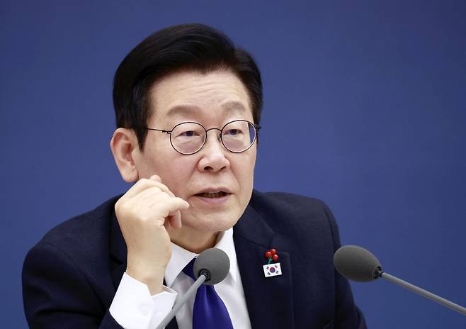 이재명 대통령이 16일 정부세종컨벤션센터에서 열린 보건복지부(질병관리청)·식품의약품안전처 업무보고에서 정은경 복지부 장관에게 질문하고 있다. 연합뉴스