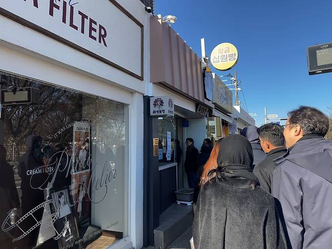 평일 오후 황리단길의 한 인기 빵집 앞에 줄이 길게 늘어서 있다. / 사진=차재연 인턴기자
