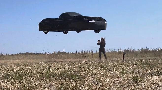 짐 두코브니 알레프에어로노틱스 최고경영자(CEO)가 하늘을 나는 자동차의 시험 비행을 진행하고 있다.  알레프에어로노틱스 홈페이지